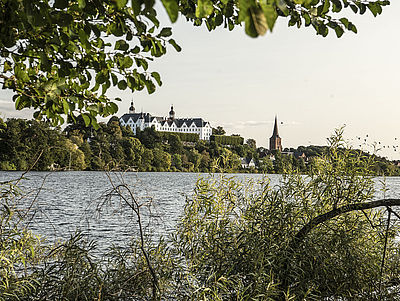 Großer Plöner See mit Schloss Plön im Hintergrund