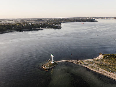Luftaufnahme Kieler Förde mit Leuchtturm