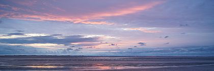 Das Wattenmeer in Schleswig-Holstein. Der Himmel ist rosa gefärbt. - zum Artikel 'Buchungslage in den Osterferien und Ausblick auf den Sommer 2022 in Schleswig-Holstein'