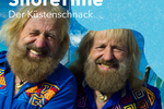Zwei identisch aussehende Männer mit Vollbart lächeln in die Kamera. Das Logo vom Podcast ShoreTime Der Küstenschnack ist ebenfalls im Bild integriert.