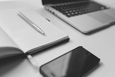 Nahaufnahme von Smartphone. Laptop und Notizbuch.