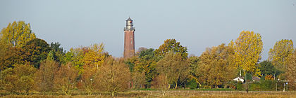 Ein Leuchtturm an der Hohwachter Bucht steht im herbstlichen Naturschutzgebiet.  - zum Artikel 'Buchungslage in der Nebensaison'