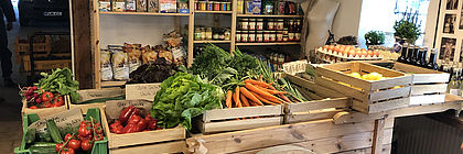 Es sind regionale Produkte in Kisten in einem Hofladen zu sehen. - zum Artikel 'Den echten Norden schmecken'