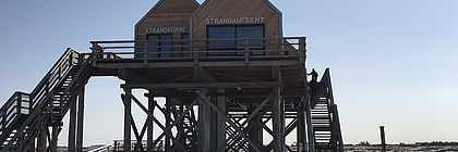 Mehrzweck-Pfahlbau in St. Peter-Ording  - zum Artikel 'Wir sind die Neuen!'