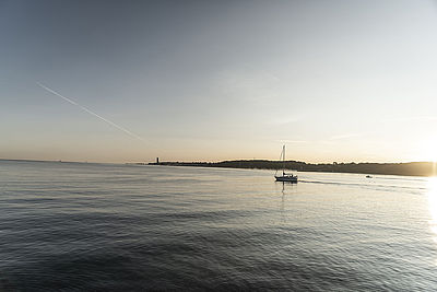 Luftaufnahme der Kieler Förde mit Marine-Ehrenmal Laboe
